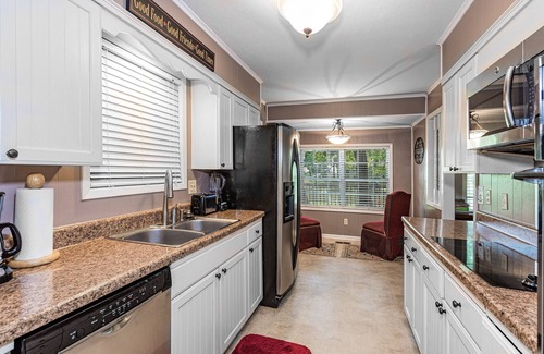 North Little Rock House | 4 Bd , 2.5 Ba Home on the Lake in Safe, Convenient Area. Sleeps 12