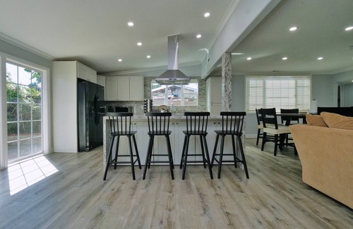 Hayward House | 4 Bd 4 Ba w/Private Studio 10 G WIFI and AC