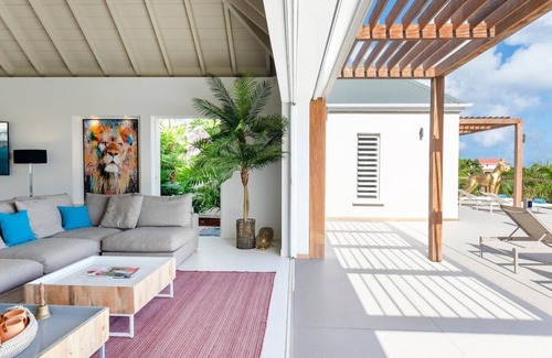 Gouverneur Villa | 4 BDRM Contemporary Villa w Mesmerizing Views