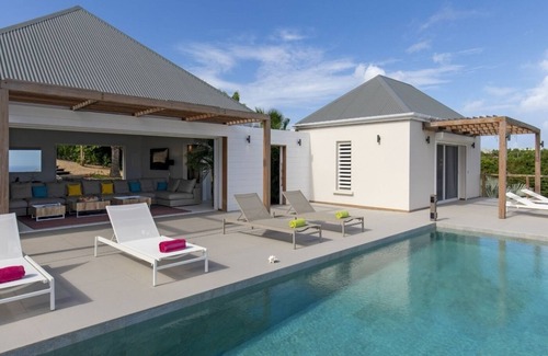 Gouverneur Villa | 4 BDRM Contemporary Villa w Mesmerizing Views