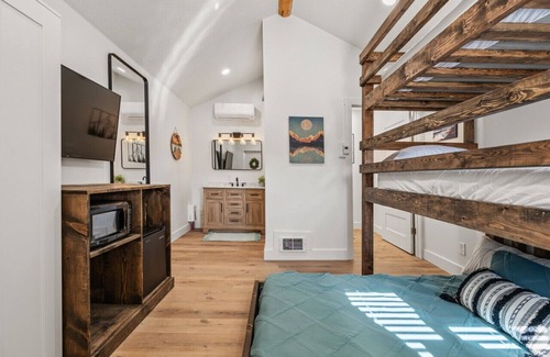 St. Charles Cabin | #4 Bear Lake Cabin, Newly Remodeled! AC! New Beds! Sleeps 4