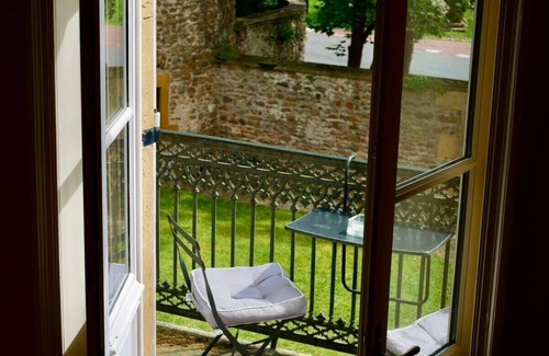 Lay Apartment | 4 bed apartment in a 14th century manor house - Jacuzzi & Swimming pool 1h from Lyon