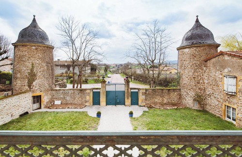 Lay Apartment | 4 bed apartment in a 14th century manor house - Jacuzzi & Swimming pool 1h from Lyon