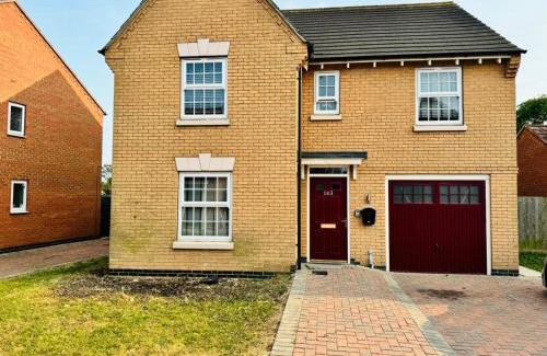 Peterborough House | 4-Bed Charming Pet-Friendly House w Garden