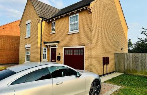 Peterborough House | 4-Bed Charming Pet-Friendly House w Garden