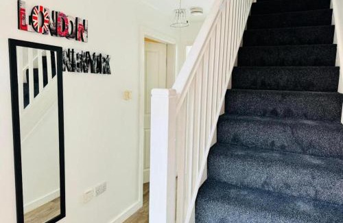 Peterborough House | 4-Bed Charming Pet-Friendly House w Garden