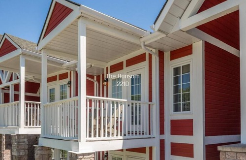 Oro-Medonte Condo | 4-Bed Country Club Haven with Pool, BBQs, and Moren