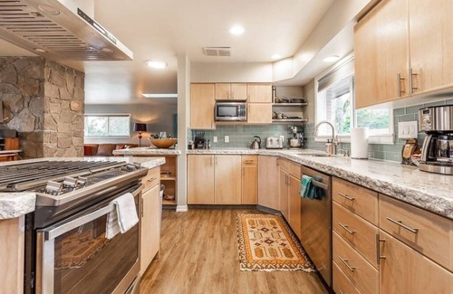 Vancouver House | 4-bed home w GameRoom, FirePit & Saltwater Hot Tub