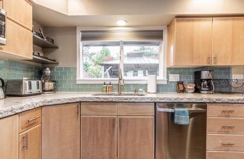 Vancouver House | 4-bed home w GameRoom, FirePit & Saltwater Hot Tub