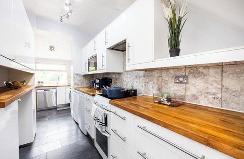 Caterham House | 4 Bed House | Caterham | Sleeps 8 | Contractors | Families