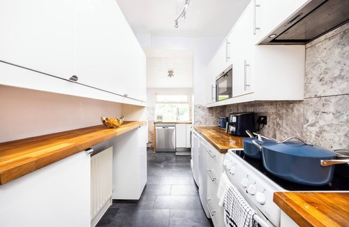Caterham House | 4 Bed House | Caterham | Sleeps 8 | Contractors | Families