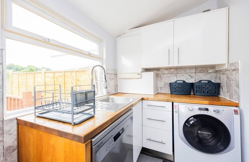 Caterham House | 4 Bed House | Caterham | Sleeps 8 | Contractors | Families