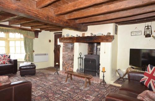 Wimborne House | 4 Bed in Corfe Mullen THOLD