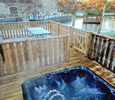 South Lakeland Leisure Village Apartment | 4 Bed Luxury Lodge with Hot tub near Lake District