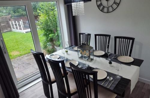 Wythenshawe House | 4-bed quiet cul de sac location with large secure off road parking for 4 cars