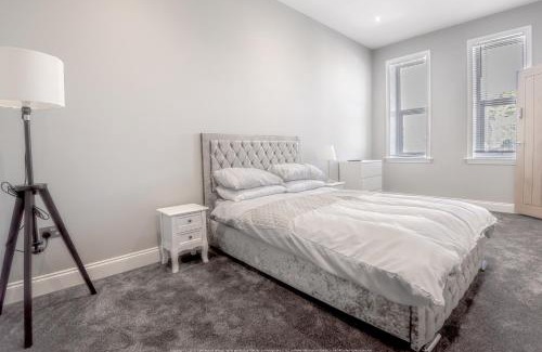 Kelty House | 4 Bed-Sleeps 8- Free Parking-Pets-Hot Tub