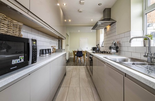 Beeston House | 4 Bed Terraced House in Beeston with Convenient City Centre Access