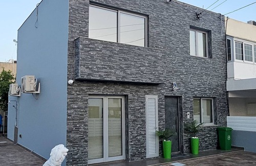 Larnaca House | 4 Bed Vila Fully Airconditioned - Hot Tub - 12 Min Airport - Beach 8 Min Drive