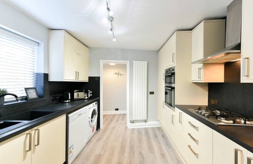 Pontefract House | 4 Bedroom, 2 bathroom House - Free Parking- Pontefract