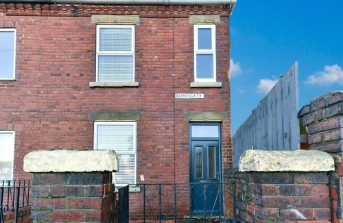 Pontefract House | 4 Bedroom, 2 bathroom House - Free Parking- Pontefract