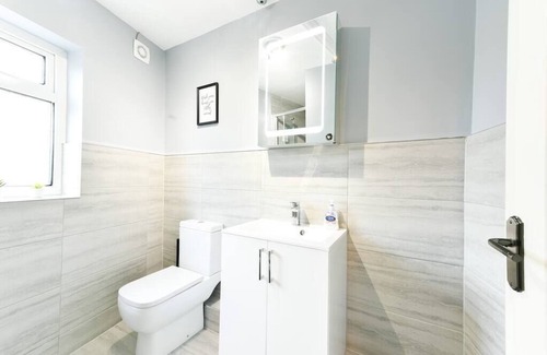 Pontefract House | 4 Bedroom, 2 bathroom House - Free Parking- Pontefract