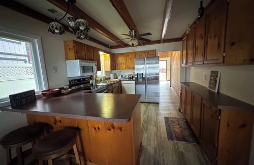 Kendall House | 4 Bedroom 2 Bath Home on All-Sports Eagle Lake