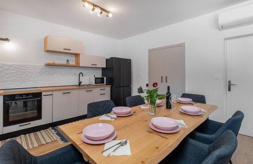Rab House | 4 bedroom awesome home in Mundanije