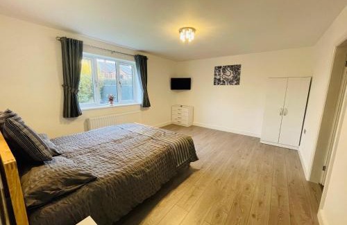Healing Villa | 4-Bedroom Cottage in Healing, Grimsby