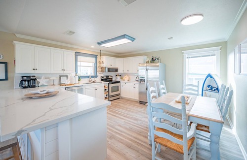 Terramar Beach House | 4 Bedroom! Family Beach Retreat, 5 Min Walk to Beach and Bay! Sleeps 12