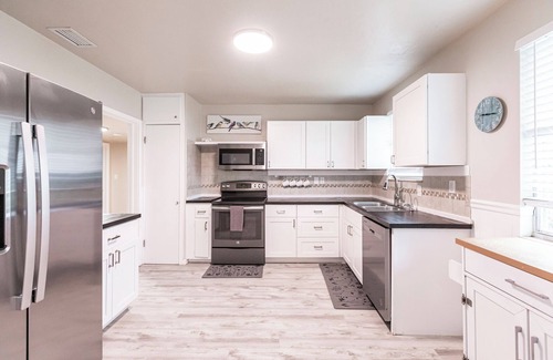 Osprey House | 4-bedroom heated pool house 5 minutes to the beach