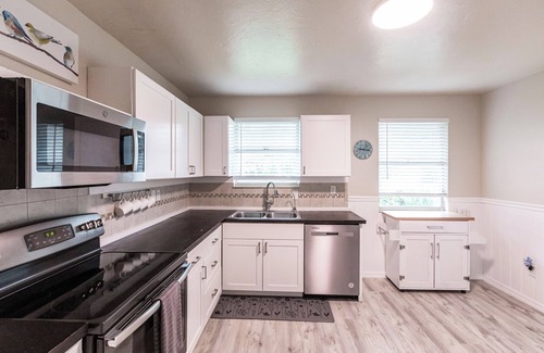 Osprey House | 4-bedroom heated pool house 5 minutes to the beach