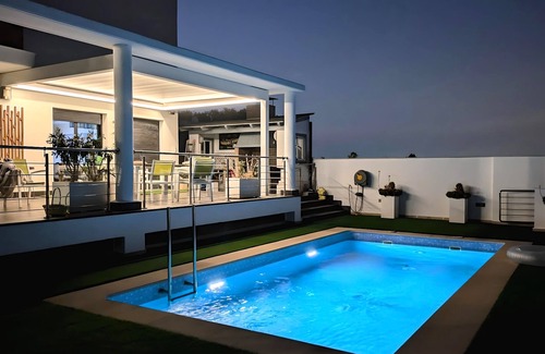 Torrent House | 4-bedroom house in delightful Torrent with fully equipped games room, AC, WiFi