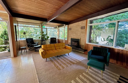 Southeast Eugene House | 4-bedroom house on 4 peaceful acres in South Eugene with WiFi, AC & EV charging!