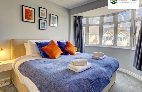 Coventry Apartment | 4 Bedroom House - Sleeps 7, Near Coventry Airport, City Centre, Free Wi-Fi with Driveway Parking & Garden, Full Kitchen - AHC