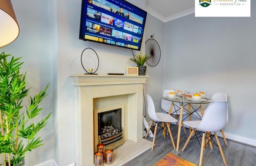Coventry Apartment | 4 Bedroom House - Sleeps 7, Near Coventry Airport, City Centre, Free Wi-Fi with Driveway Parking & Garden, Full Kitchen - AHC