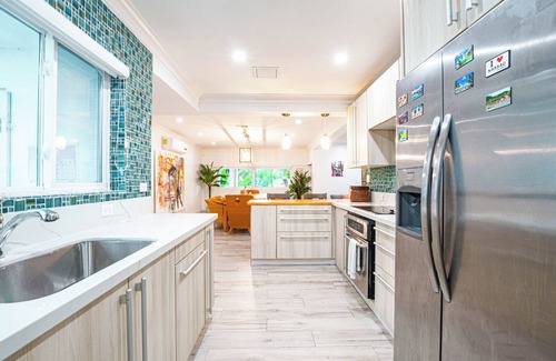 Nassau House | 4-bedroom House with private Pool - walking distance to Baha Mar and Beach
