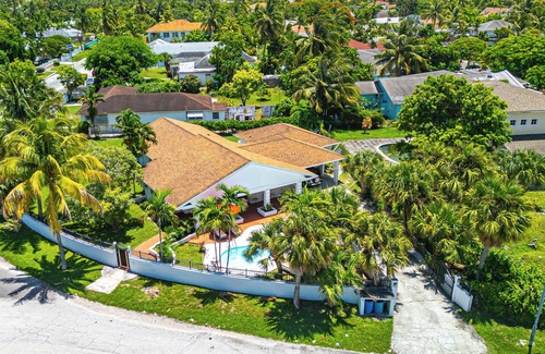 Nassau House | 4-bedroom House with private Pool - walking distance to Baha Mar and Beach