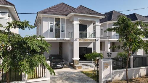 Battambang Villa | 4 Bedroom Private Villa & Swimming Pool with Fitness