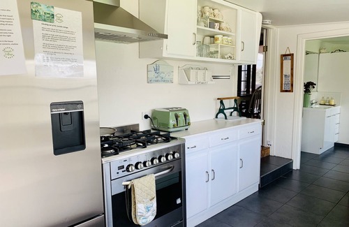Tooradin House | 4 Bedroom Seaside home. Popular location.