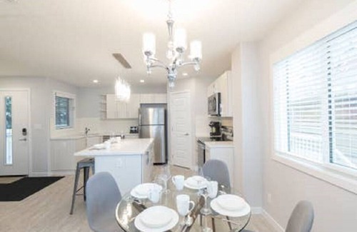 Whyte ave House | # 4 bedroom sleeps 8 - 2 unites Main floor & Basement - Whyte Ave- Blue unit