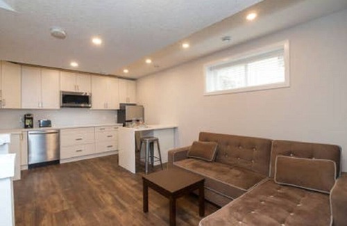 Whyte ave House | # 4 bedroom sleeps 8 - 2 unites Main floor & Basement - Whyte Ave- Blue unit