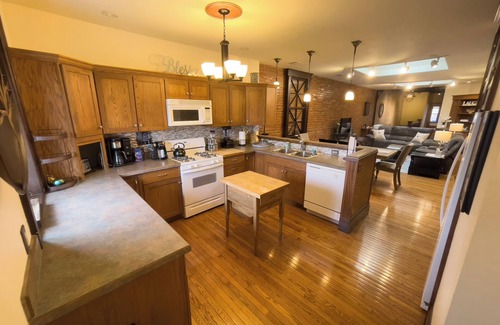 Clare Condo | 4-bedroom spacious Loft in Historic Downtown Clare - Extended family Suite