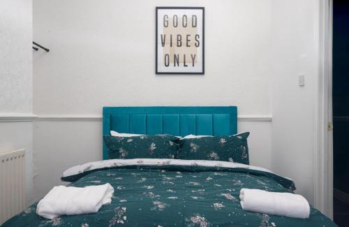 Tunstall House | 4-bedroom- Stoke-on-Trent sleeps 8- pet friendly