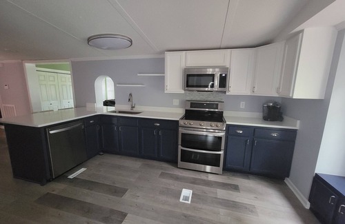 New London House | 4-bedroom waterfront house in welcoming New London with WiFi and kayaks.