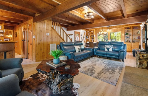 Fox Farm House | 4 Bedroom with AC Pool Table Great Backyard Firepit BBQ Spa Putting Green Games