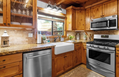 Fox Farm House | 4 Bedroom with AC Pool Table Great Backyard Firepit BBQ Spa Putting Green Games