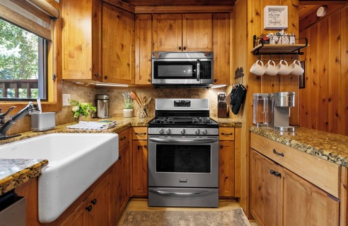 Fox Farm House | 4 Bedroom with AC Pool Table Great Backyard Firepit BBQ Spa Putting Green Games