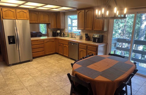 Round Hill Village House | 4 bedrooms , 2 king size mattresses & 4 queen mattresses 3.5 bathrooms 4 parking