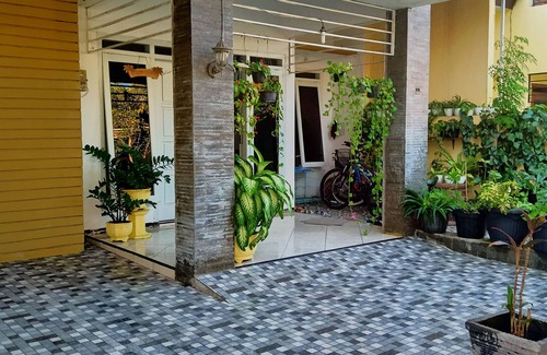 Ponorogo House | 4 Bedrooms Guest House