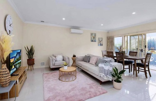 Templestowe Lower House | 4 Bedrooms house walking to shopping town